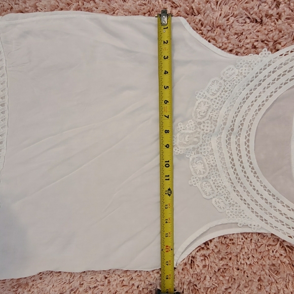 Simple but pretty Small tank top. - Picture 2 of 3